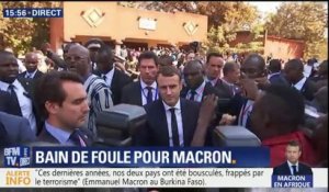 Burkina Faso: Macron s'offre un bain de foule après sa rencontre avec les étudiants