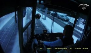 Ce chauffeur de tramway en colère fonce dans une voiture qui lui a refusé la priorité