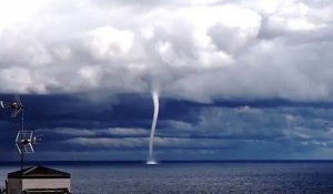 Une trombe marine filmée au large de l'Italie... Phénomène météo impressionnant
