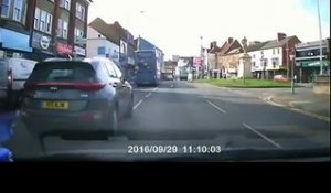Un automobiliste a une sale surprise en doublant un bus