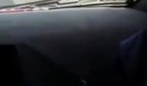 Ralentissez la police place des fausses voitures à Dubaï sur le bord de l'autoroute !