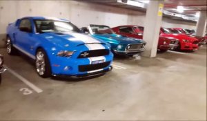 Un garage remplit de Ford Mustang... le rêve de tout collectionneur de voitures