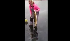Pour sa première peche sur un lac gelé elle attrape un brochet énorme