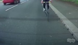 Ce cycliste inattentif se mange une voiture à l'arret en pleine face... Douloureux