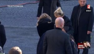 Regardez l'arrivée de Laeticia devant l'Eglise de la Madeleine et retrouve le reste de la famille et le couple Macron