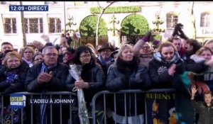 Hommage à Johnny Hallyday: Le cortège funéraire arrive à l'église de la Madeleine