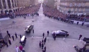 Le cercueil de Johnny Hallyday acclamé par la foule après la cérémonie