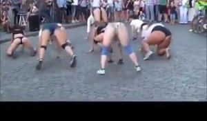 Démo de Twerk lors d'une parade devant des enfants.. bonne idée !