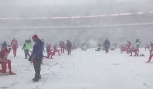 Déluge de neige en plein match de Football Américain à Buffalo !!