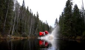 Saut en motocross et parachute dans une rivière par-dessus une forêt !!