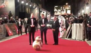 BB-8 se prosterne devant les princes William et Harry à l'avant-première de Star Wars VIII The Last Jedi