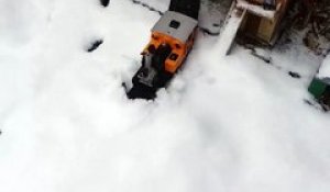 Ce train miniature avance dans la neige... Plus vrai que nature