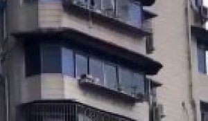 Un homme passe par la fenêtre et descend d’un étage pour échapper à son appartement en feu...
