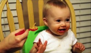 Ce bébé va vous faire un tour de magie avec un spaghetti... Hop par le nez