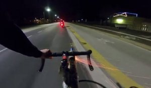 Ce cycliste balance des feux d'artifices sur des gars en scooter