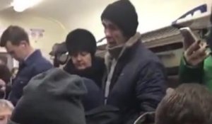 Un homme insulte tous les passagers dans un train et se fait très rapidement calmer