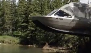 Saut d'un bateau par-dessus une digue de terre !