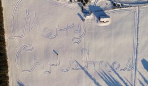 Ce fermier souhaite joyeux noel dans la neige de son champs en Norvège !