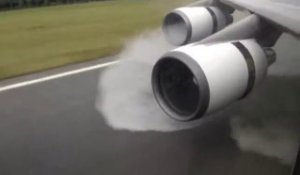 Ce Boeing 747 atterrit sur piste inondée : inversion de poussée impressionnante!