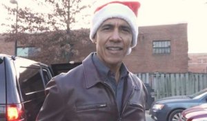 En Père Noël, Obama distribue des cadeaux aux enfants défavorisés