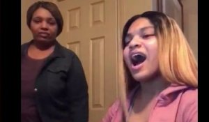 Une fille se fait troller par sa mère pendant qu'elle chante