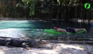 Il se baigne avec 2 crocodiles dans sa piscine... Même pas peur!