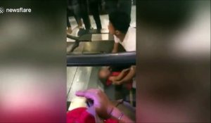 Une fillette vit un cauchemar les cheveux coincés dans l'escalator