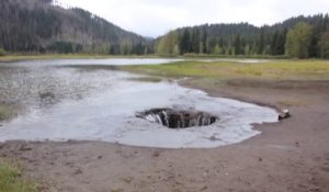 Ce lac canadien se vide par un trou géant... Incroyable