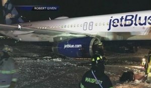 Un avion dérape sur le tarmac gelé de l'aéroport de Boston