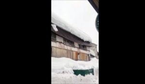 Le poids de la neige détruit une maison... Impressionnant