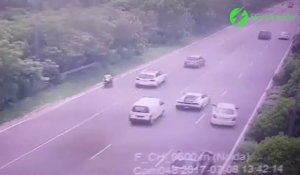 Un chauffard coupe la route à une Lamborghini qui envoie une camionnette dans le fossé