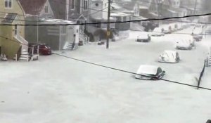 Une rue de Boston se retrouve totalement congelée après des inondations additionnées au froid