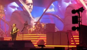 The Killers laisse jouer un Fan à la batterie en Concert à Toronto et il joue trop bien !