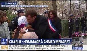 Charlie Hebdo: Emmanuel Macron embrasse la mère d'Ahmed Merabet avant de rendre hommage au policier tué