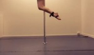 Cette danseuse de pole dance se retourne entièrement à 1 main !