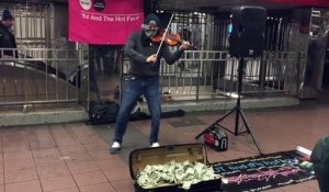 Ce musicien se fait plein d'argent dans le métro de New York !!! Le tas de billets est impressionnant !