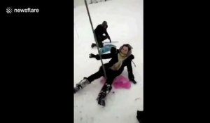 Elle s'éclate l'entre jambe en luge sur un arbre !! Et termine à l'hôpital direct...