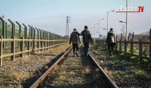 Un an après le démantèlement de la jungle de Calais, les migrants sont toujours là.