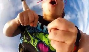 Une parachutiste regrette ne pas fermer sa bouche pendant son saut !