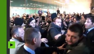 Les fans de foot Turques s'embrouillent à l'aéroport pour l'arrivée d'Arda Turan du FC Barcelone !