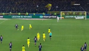 Nantes-PSG: L'incroyable vidéo de l'arbitre qui tente de faire tomber un joueur en lui faisant un croche-patte... puis l