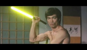 Bruce Lee se bat avec son nunchaku-sabre laser