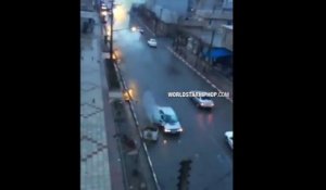 Un éclair frappe une voiture qui roule