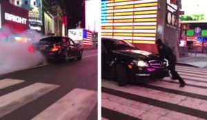 Une Mercedes AMG tape un gros burn et prend la fuite