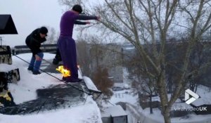 Saut du 5ème étage dans la neige le pantalon enflammé !! Bienvenue en Russie...