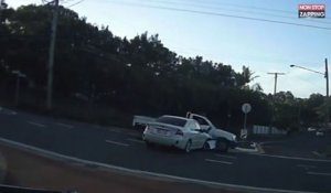 Une camionnette percute violemment une voiture à une intersection (vidéo)