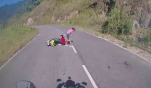 Ces 2 fillettes à scooter font coucou à des motards et se prennent une énorme gamelle