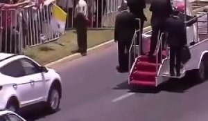 L'image forte du Pape qui fait arrêter sa papamobile et descend pour porter secours à une policière qui vient de chuter