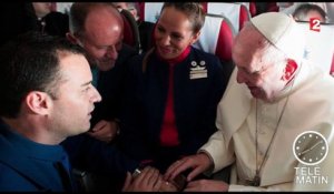 Le pape François célèbre le mariage d'un couple dans un avion