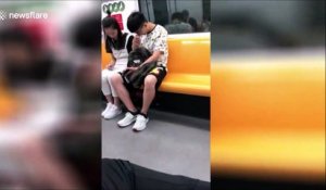 Il utilise le doigt de sa copine pour se curer le nez dans le métro... Vie de couple
